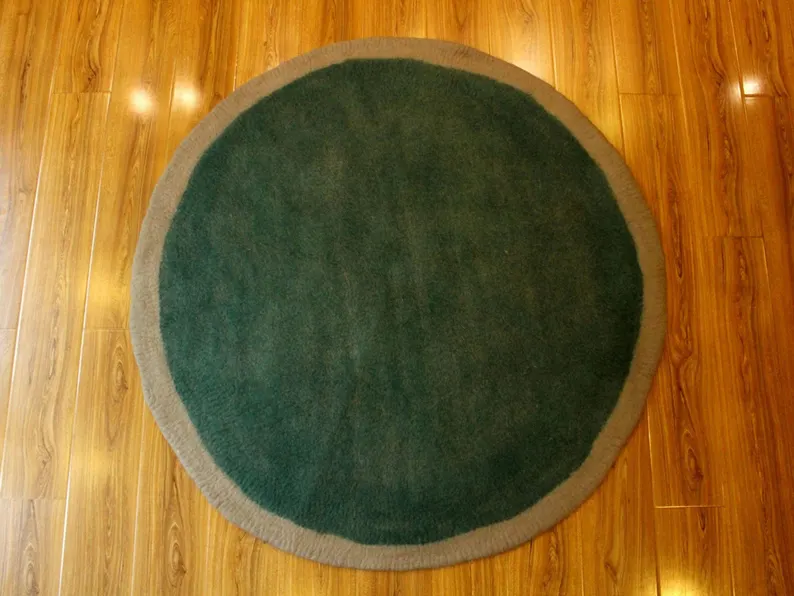 Tappeto rotondo in feltro di lana grigio-verde fatto a mano, moderno tappetino da pavimento