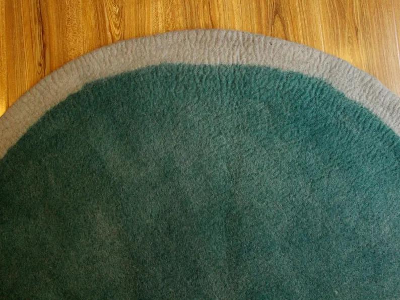 Tappeto rotondo in feltro di lana grigio-verde fatto a mano, moderno tappetino da pavimento