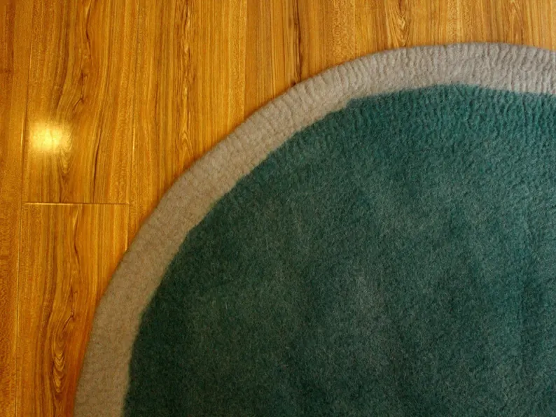 Tappeto rotondo in feltro di lana grigio-verde fatto a mano, moderno tappetino da pavimento