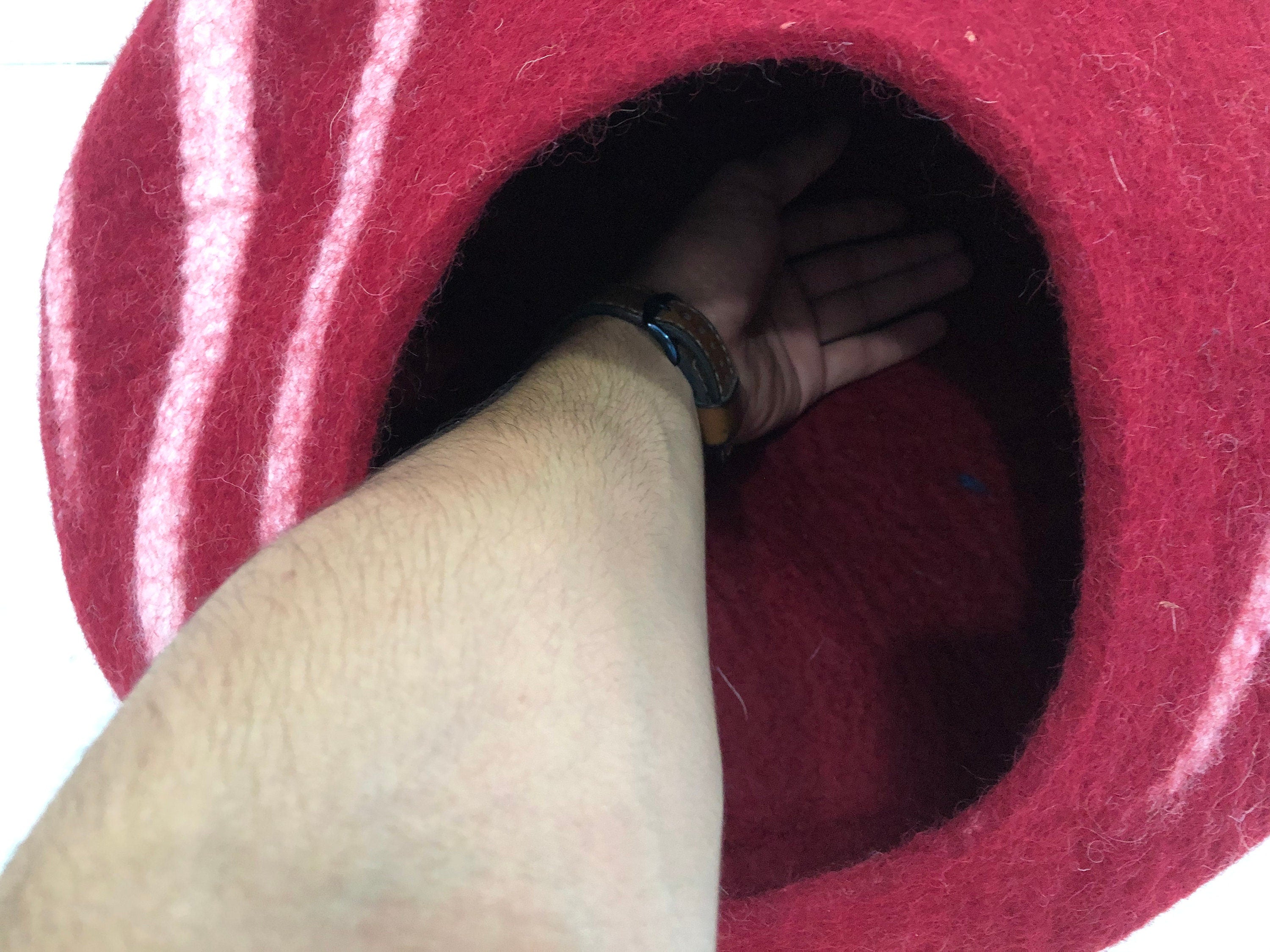 كهف قطط مصنوع يدويًا من الصوف العنابي - سرير قطط من اللباد المخطط