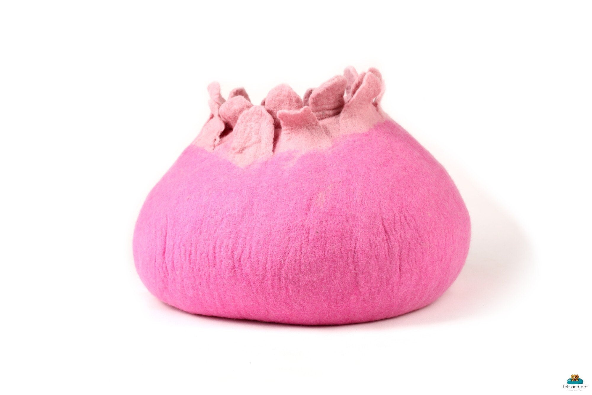 Cuccia per gatti in feltro di lana rosa con motivo floreale, realizzata a mano.