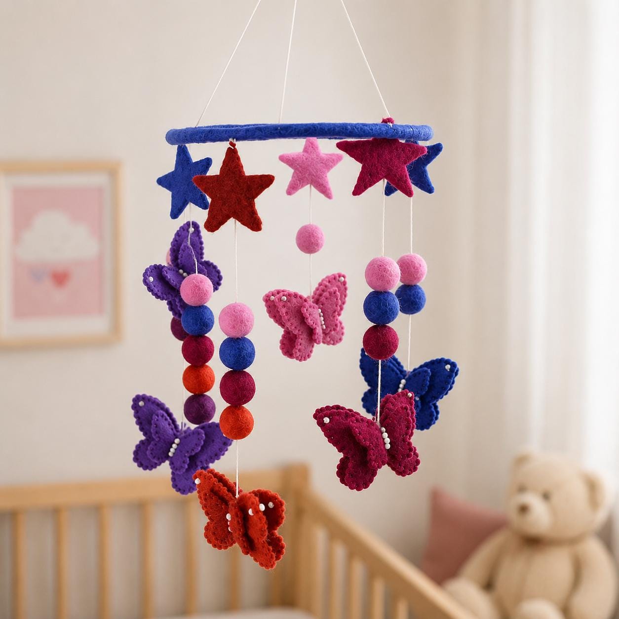 Farverig filt sommerfugl babymobil dekoration