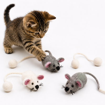 Juego de juguetes para gatos con forma de ratón de fieltro hechos a mano | Lana pura (paquete de 4)