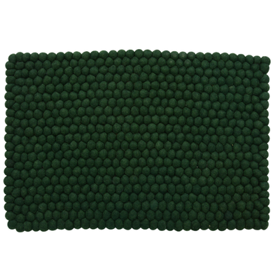Tapis en laine feutrée vert foncé fait main avec boules