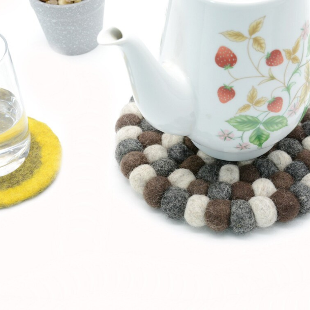 Handgefertigtes Untersetzer-Set aus braunem Filzkugel-Mix, Wollmatten