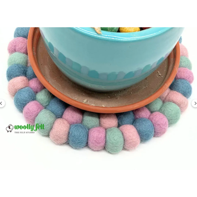 Handgefertigtes Untersetzer-Set aus rosa Filzmischung, Tischschutz aus reiner Wolle