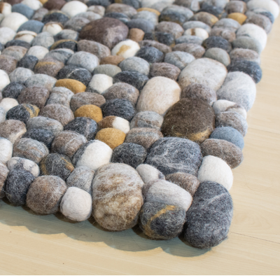 Tapis rectangulaire en laine de galets fait main