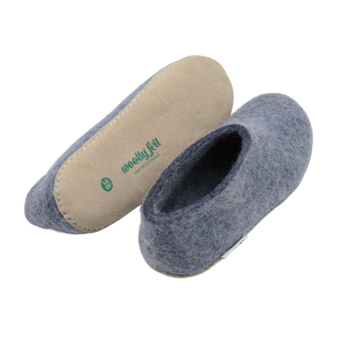 Scarpe da interno in feltro di lana blu denim, fatte a mano, con suola in cuoio.