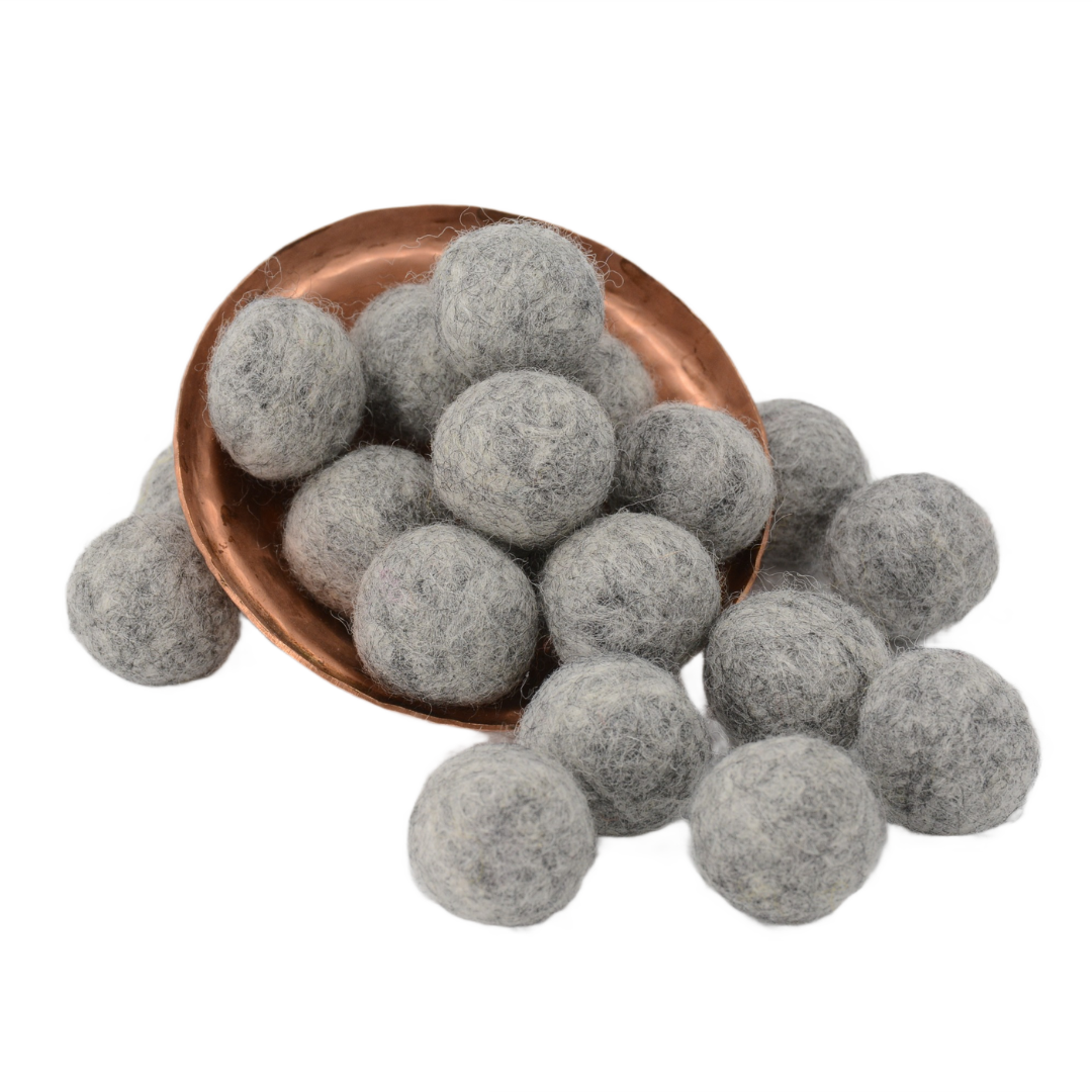 Handgefertigte Pompons aus naturgrauem Wollfilz