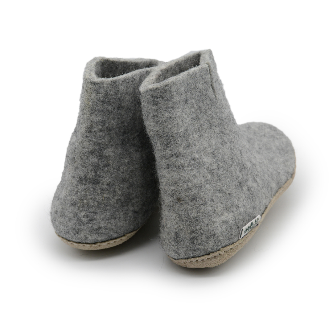 Bota de interior de fieltro de lana gris natural hecha a mano con suela de cuero