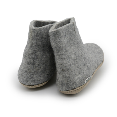 Bota de interior de fieltro de lana gris natural hecha a mano con suela de cuero