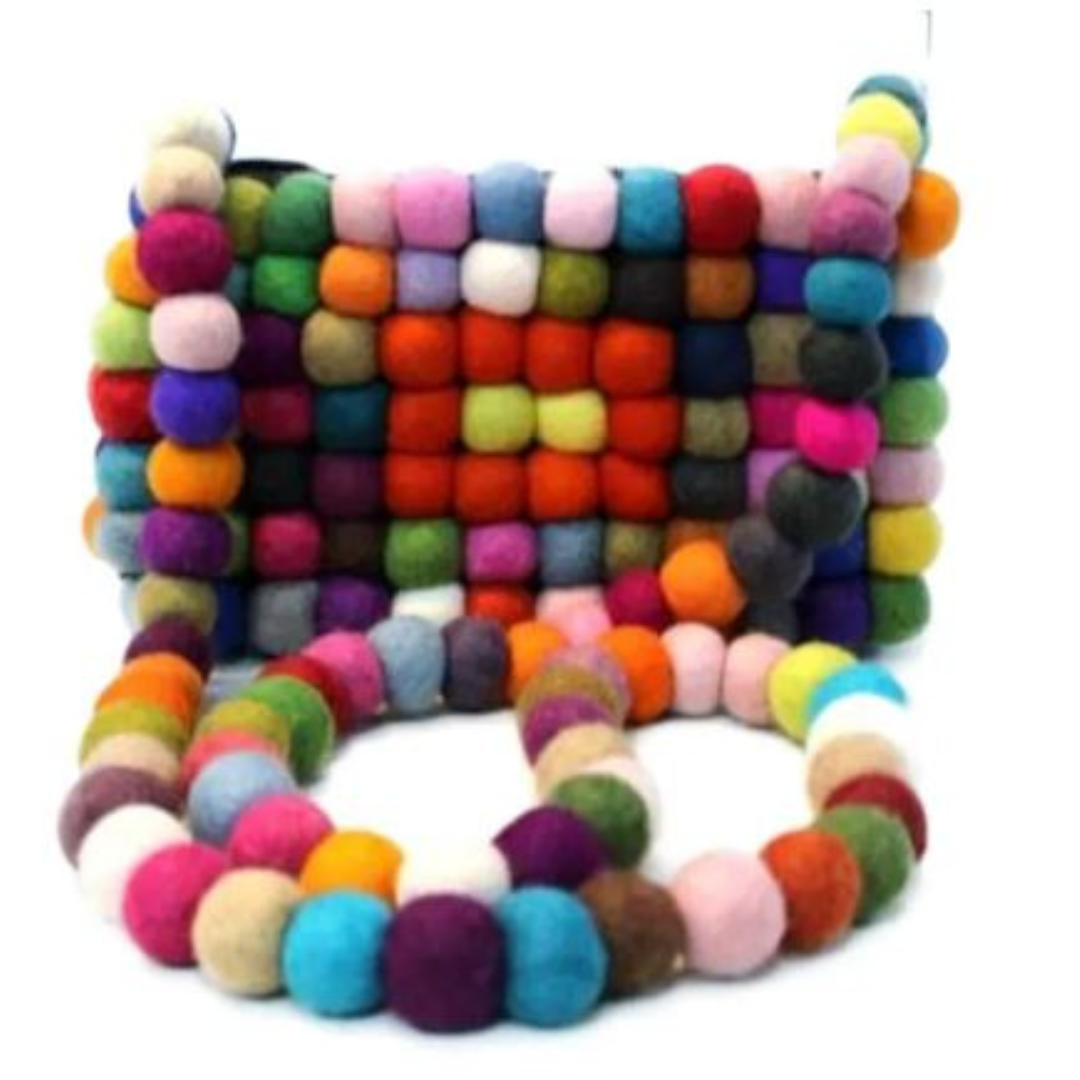 Sac à bandoulière en feutre de laine multicolore avec sangle en boules de feutre