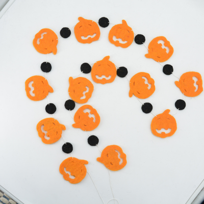 Kürbisbanner aus Wollfilz – Halloween-Partydekoration