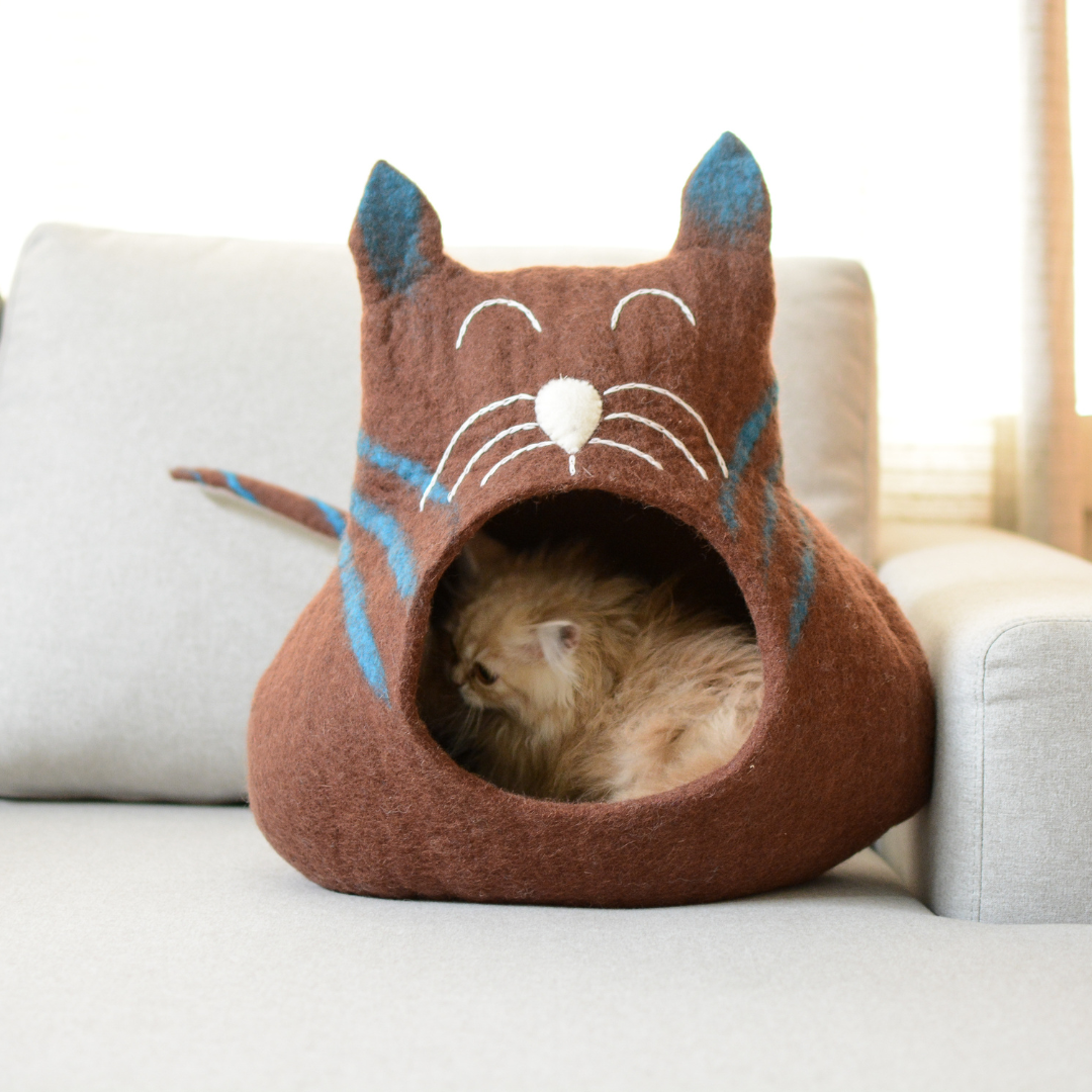 Handgefertigtes Katzenhöhlenbett aus Filz mit braunem Katzenkopf-Design