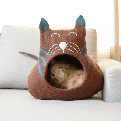 Handgefertigtes Katzenhöhlenbett aus Filz mit braunem Katzenkopf-Design