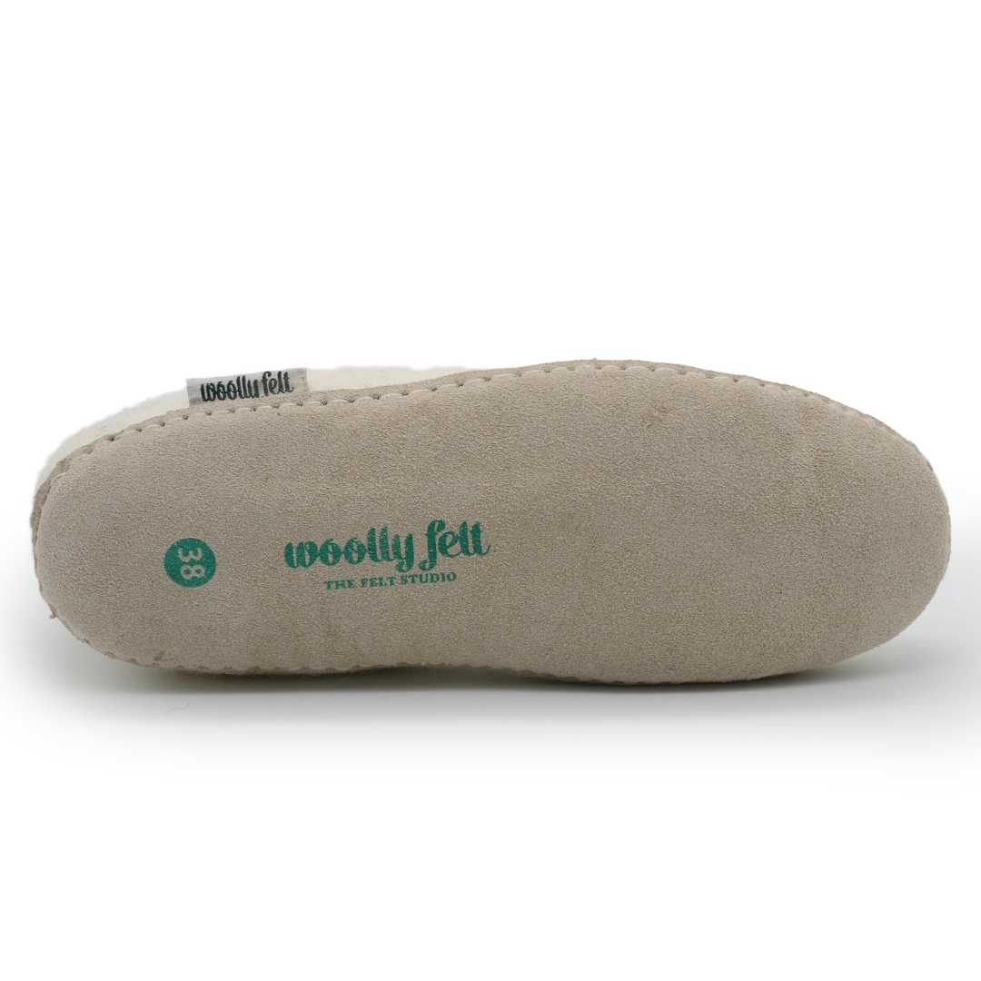 Chausson d'intérieur en feutre de laine fait main blanc avec semelle en cuir