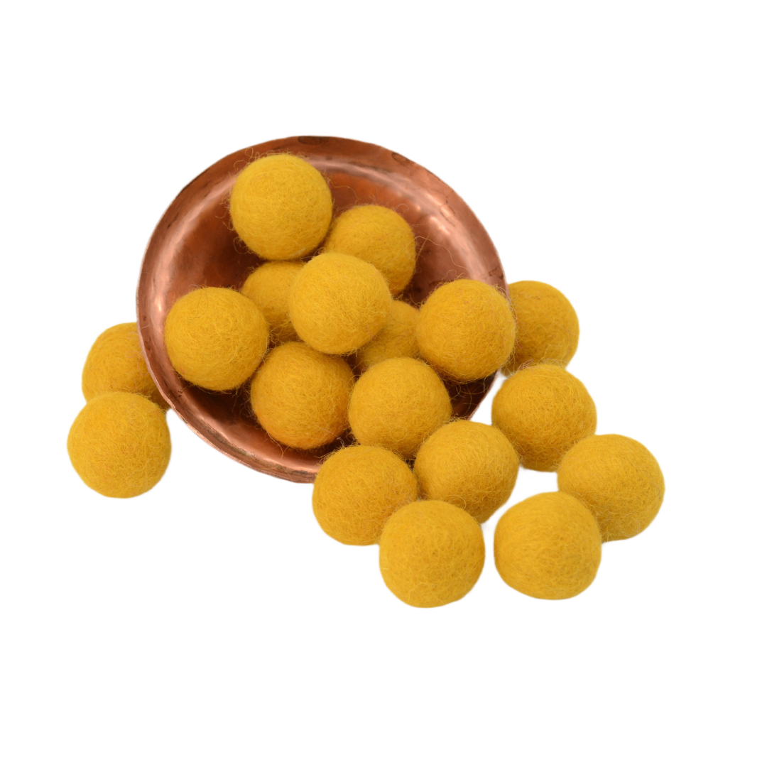 Palline di feltro di lana gialla fatte a mano, pompon artigianali