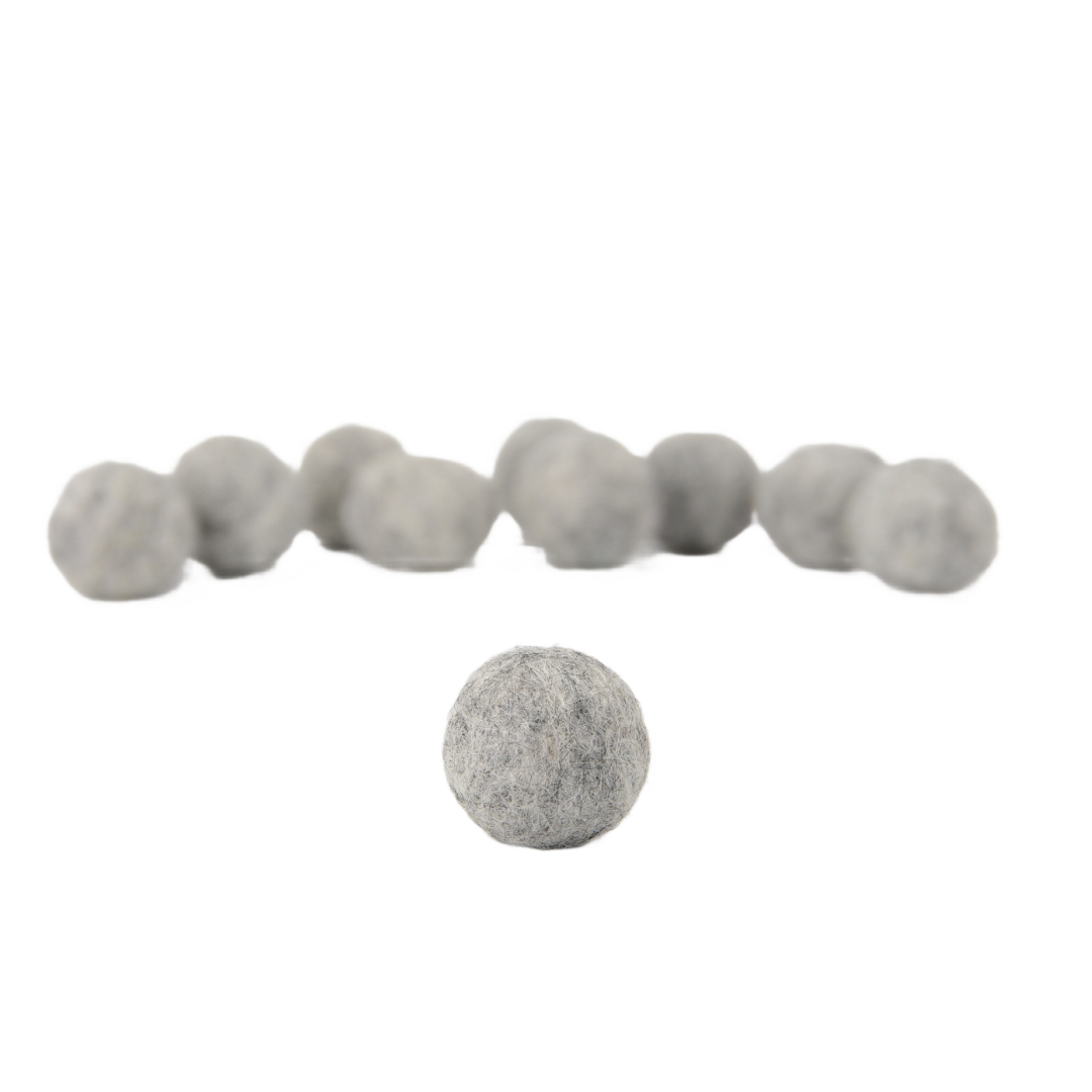 Handgefertigte Pompons aus naturgrauem Wollfilz