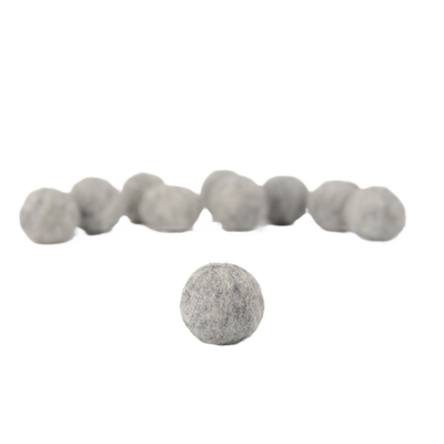 Handgefertigte Pompons aus naturgrauem Wollfilz