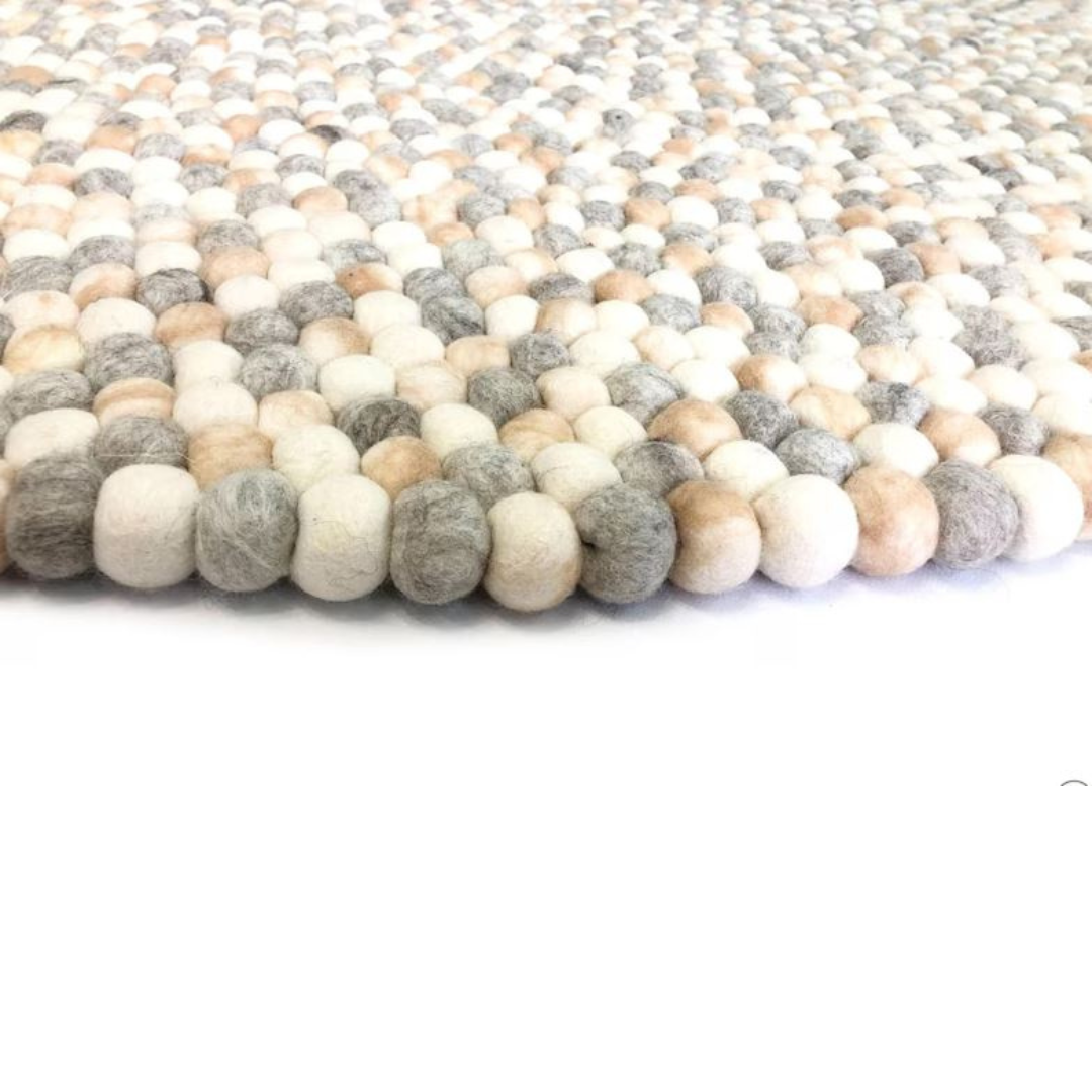 Tapis rond en laine feutrée à boules, fait main, de couleur neutre