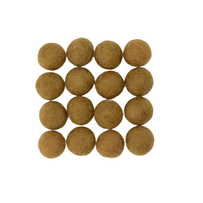 Handgefertigte Pompons aus schlammgrünen Wollfilzkugeln