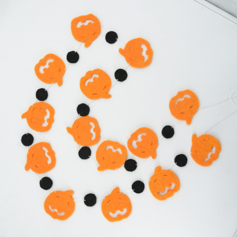 Kürbisbanner aus Wollfilz – Halloween-Partydekoration