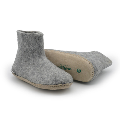 Bota de interior de fieltro de lana gris natural hecha a mano con suela de cuero