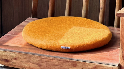 Handgefertigtes orangefarbenes rundes Stuhlkissen aus Filz, Sitzkissen aus Wolle