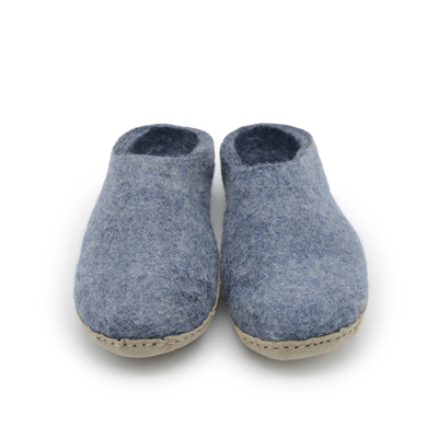 Pantofole da interno in feltro di lana blu denim, fatte a mano, con suola in pelle.