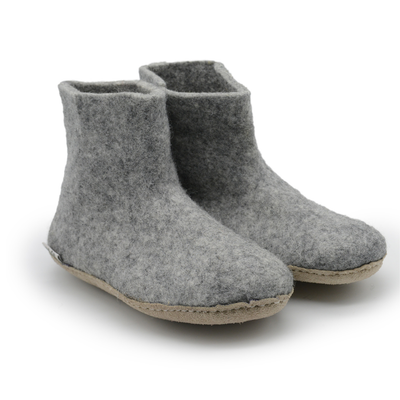 Bota de interior de fieltro de lana gris natural hecha a mano con suela de cuero