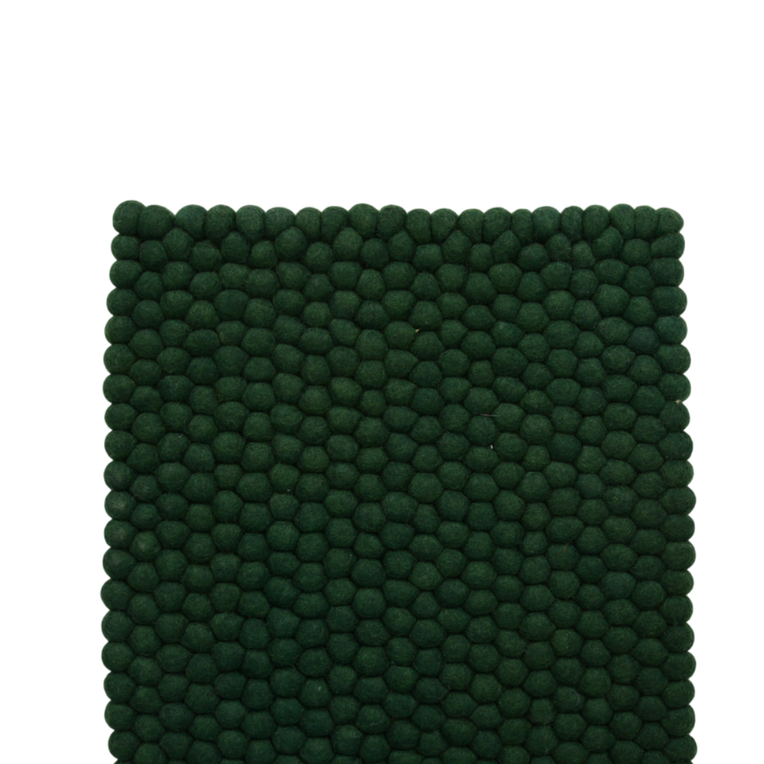 Tapis en laine feutrée vert foncé fait main avec boules