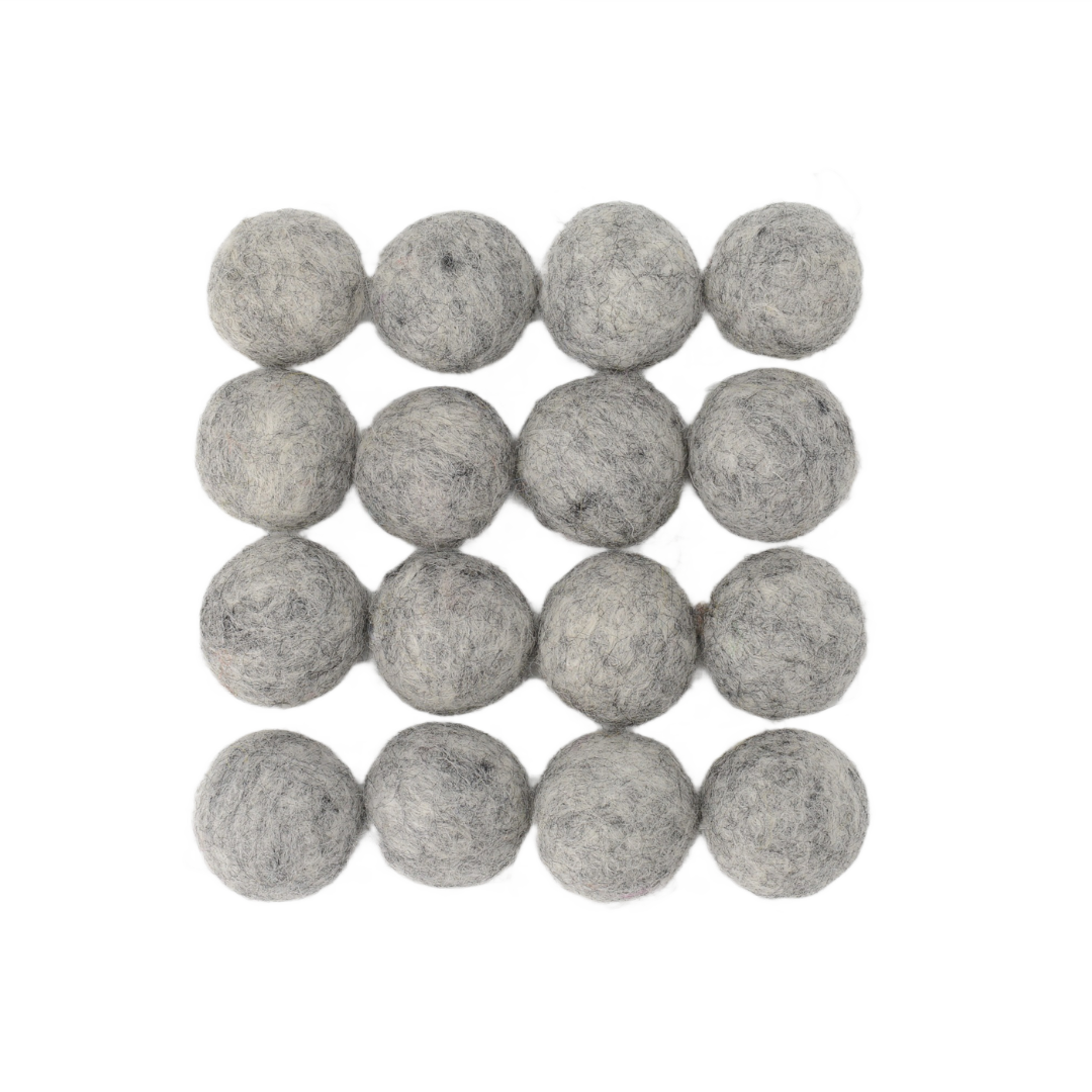 Handgefertigte Pompons aus naturgrauem Wollfilz