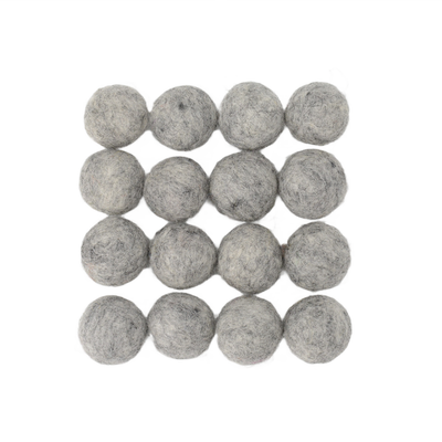 Handgefertigte Pompons aus naturgrauem Wollfilz