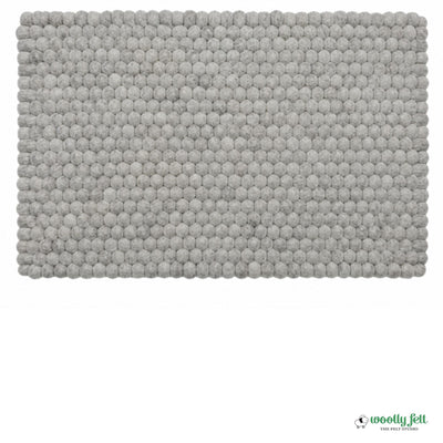 Tappeto in feltro grigio marmorizzato, realizzato a mano con palline di lana.