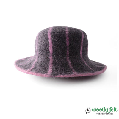 Élégant chapeau en feutre de laine violet avec doublure rose