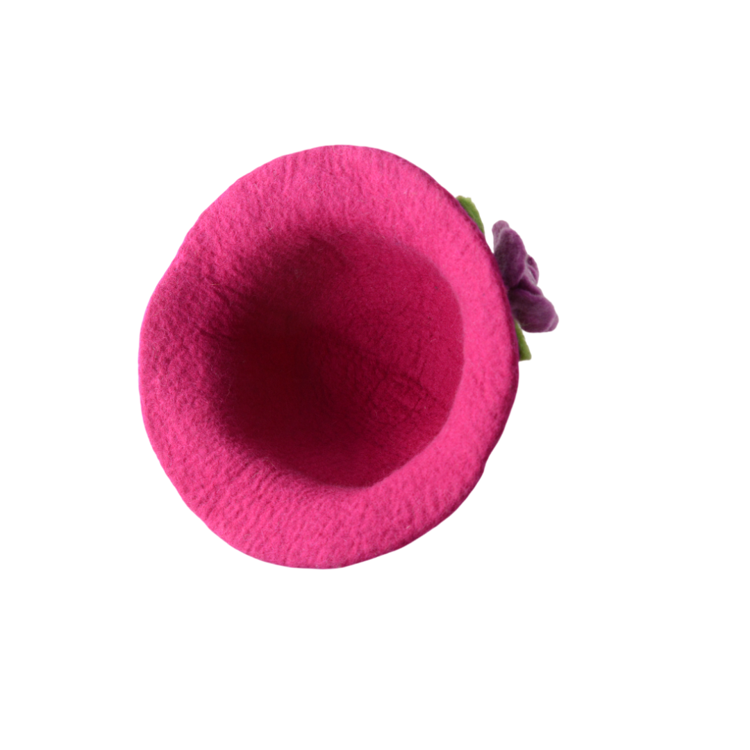 Chapeau unique en feutre de laine rose avec motif floral
