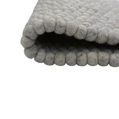 Tapis en laine feutrée boules marbrées grises fait main