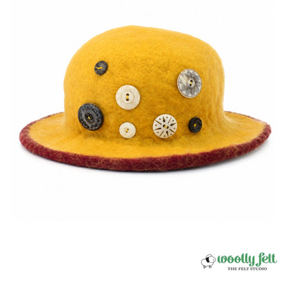 Chapeau cloche en feutre de laine jaune avec détail bouton