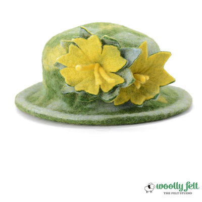 Cappello in feltro di lana verde con dettaglio di fiore giallo