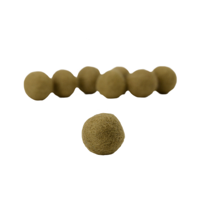 Handgefertigte Pompons aus schlammgrünen Wollfilzkugeln