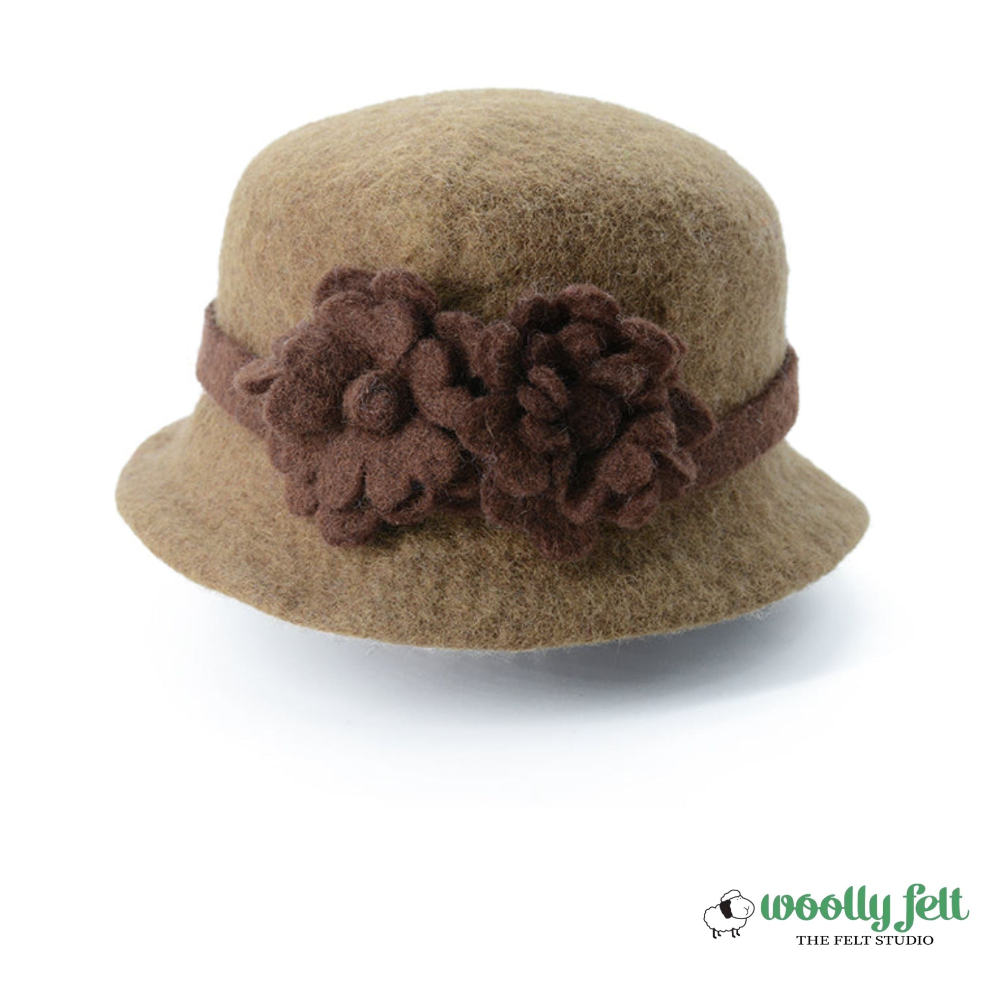 Cappello unico in feltro di lana marrone con decorazione floreale.