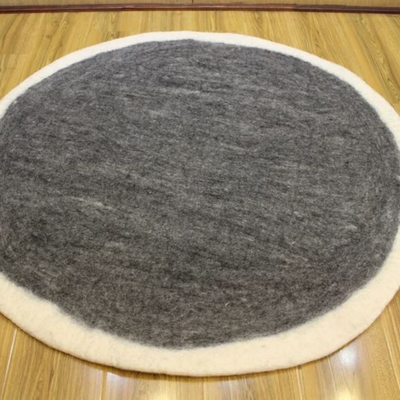 Tapis de couchage gris en feutre pour chien avec bord blanc, lit pour animaux en laine