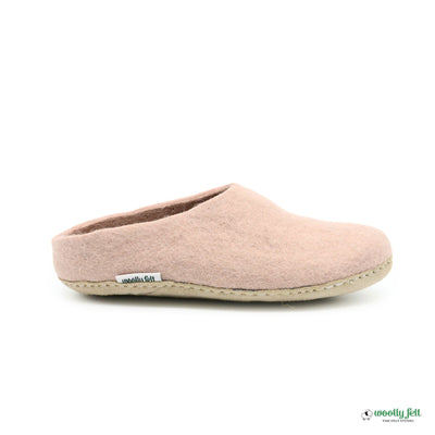Pantuflas de fieltro de lana hechas a mano color rosa palo con suela de cuero
