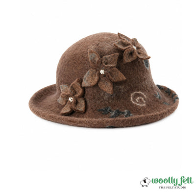 Cappello in feltro di lana marrone con tripla decorazione floreale