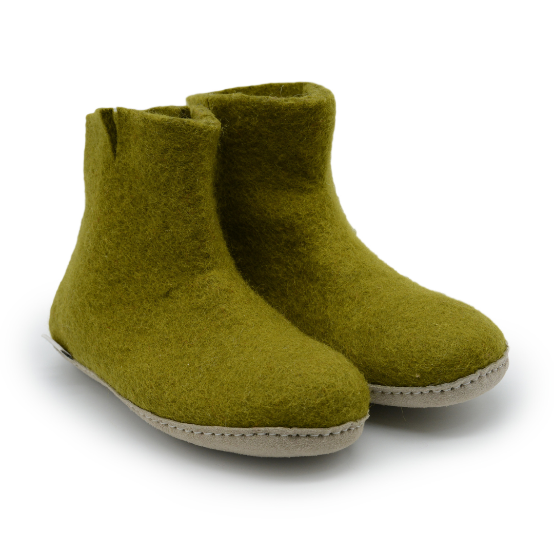 Chausson d'intérieur en feutre de laine vert olive fait main avec semelle en cuir