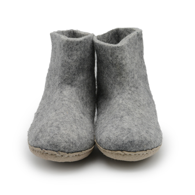 Bota de interior de fieltro de lana gris natural hecha a mano con suela de cuero