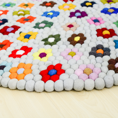 Tapis rond en laine feutrée florale fait main