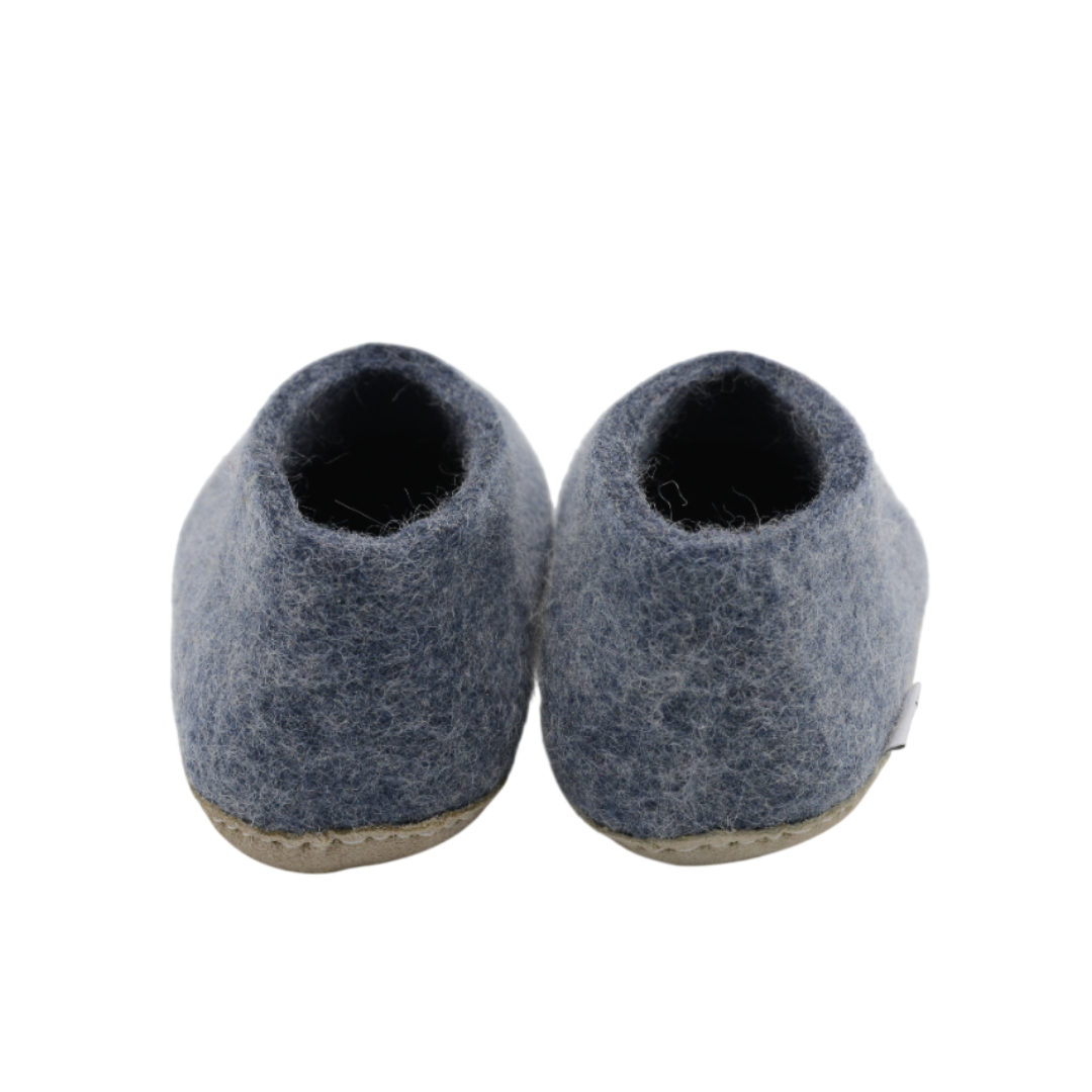 Scarpe da interno in feltro di lana blu denim, fatte a mano, con suola in cuoio.