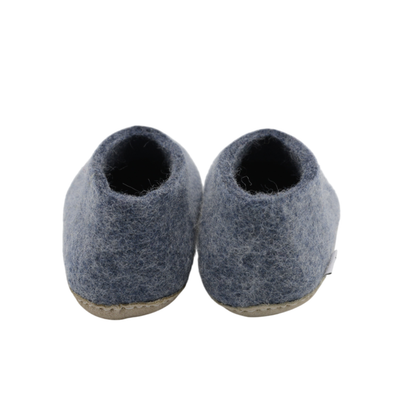 Scarpe da interno in feltro di lana blu denim, fatte a mano, con suola in cuoio.