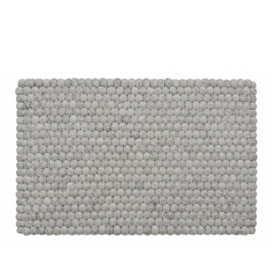 Tappeto in feltro grigio marmorizzato, realizzato a mano con palline di lana.